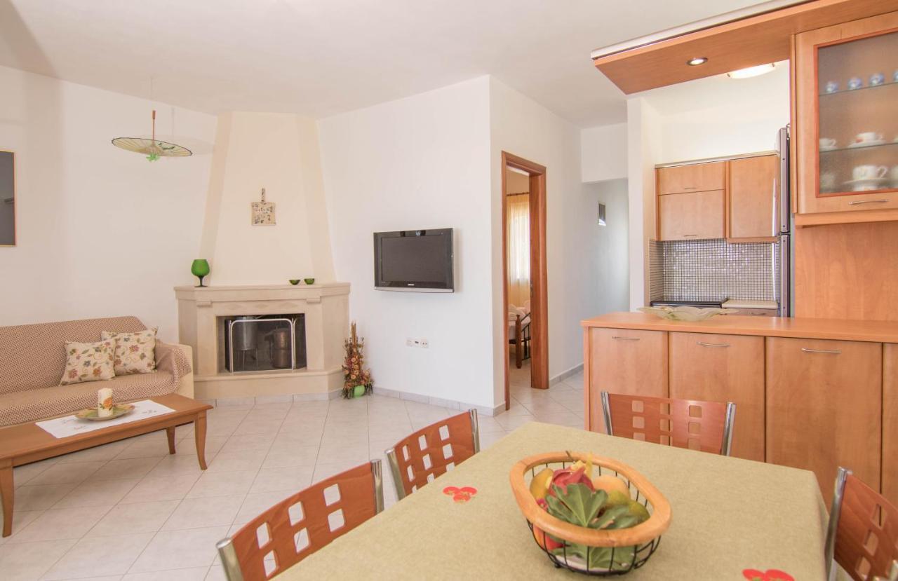 Fedra Apartments, View, Free Parking, 2Mins To Beach ปาเลกาสตรอน ภายนอก รูปภาพ